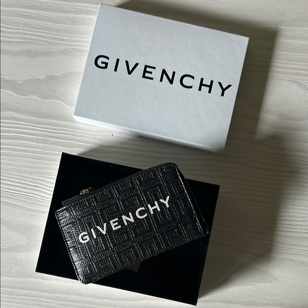 SOLD🌸 Givenchy Textured Card Holder Zippy Wallet